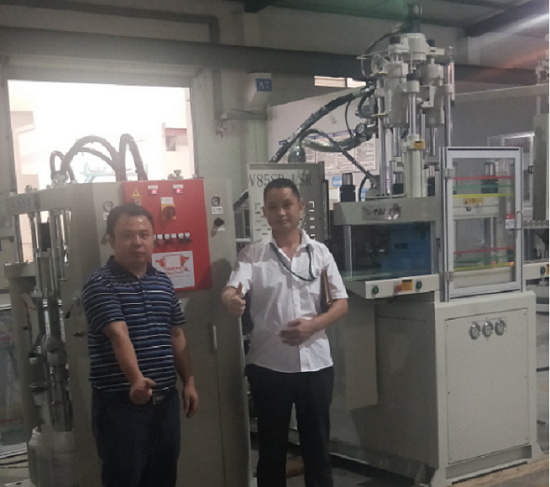 客戶參觀硅膠機(jī)